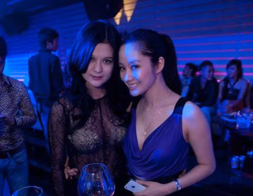 Mốt áo ren siêu mỏng theo style Hồ Ngọc Hà cũng được các hot girl Hà Thành “lăng xê”