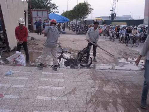 Phát hiện xe cháy, chủ xe đã kịp nhảy ra để thoát thân. MẶc dù được một số nhân viên bảo vệ ở tòa nhà Keangnam mang bình cứu hỏa dập tắt ngọn lửa nhưng chiếc đã Wave bị thiêu rụi.