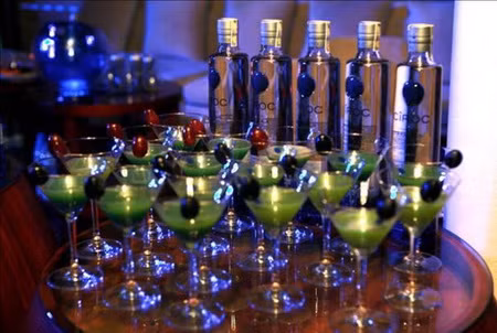 Cocktail phải đúng chất “thượng lưu”…Cocktail Taboo được pha từ loại thức uống tinh tế mới giành được giải thưởng “Nhãn hàng Spirits của Năm 2011” do tạp chí Market Watch (Hoa Kỳ) bình chọn