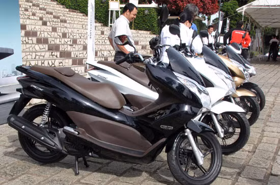 Dòng xe PCX cũng từng bị Honda Nhật Bản triệu hồi khi gần 7.500 chiếc xe tay ga PCX sản xuất tại Thái Lan (trong khoảng thời gian 25/2 đến 31/7/2010) phải trở về xưởng để thay thế hộp bảo vệ bình điện. Lý do triệu hồi được Honda Nhật Bản giải thích: do thiết kế sai quy cách hộp bảo vệ bình điện. Sự cố này sẽ làm cho nước bị đọng lại tại bình điện, có thể tạo ra vết nứt trên bề mặt bơm và đường ống, gây rò rỉ nhiên liệu trong quá trình sử dụng. (Ảnh minh họa).