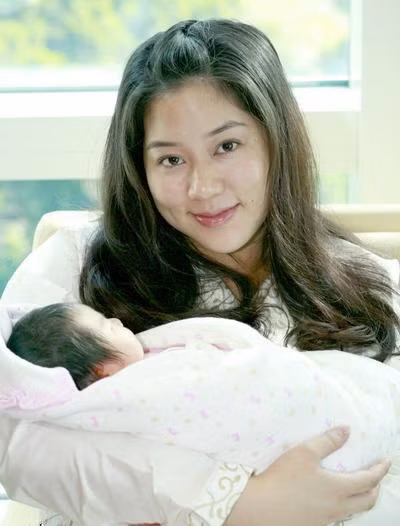Người đẹp Từ Tử Kỳ với bức hình hai mẹ con chụp trong ngày đầy tháng cô công chúa nhỏ nhà họ Lý. Người đẹp Từ Tử Kỳ với bức hình hai mẹ con chụp trong ngày đầy tháng cô công chúa nhỏ nhà họ Lý.