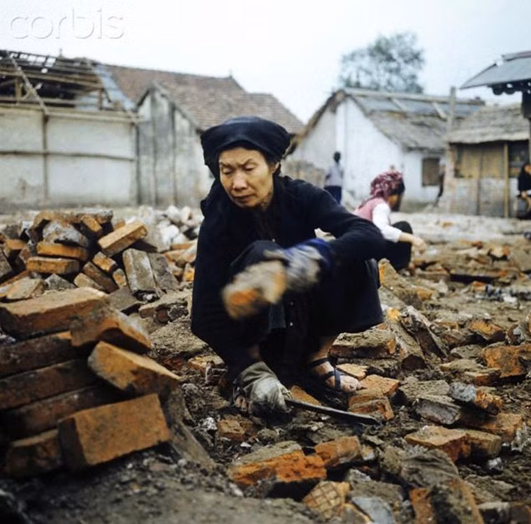 Khu phố Khâm Thiên sau đêm bị máy bay B52 của Mỹ oanh tạc 1 năm trước. Người dân nơi đây đang dựng lại con phố làm nên lịch sử của thành phố. Ảnh chụp năm 1973.