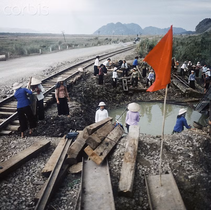 Hà Nội năm 1973, các nữ dân quân đang san lấp hố bom cạnh một đường ray tàu gần khu vực Hà Nội.