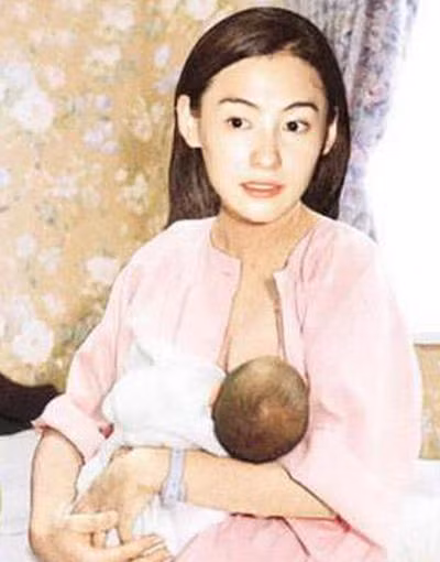 Trương Bá Chi không ngần ngại cho cậu cả Lucas bú khi có máy ảnh của các phóng viên ở đó. Trương Bá Chi không ngần ngại cho cậu cả Lucas bú khi có máy ảnh của các phóng viên ở đó.