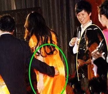 Phạm Băng Băng tại một cuộc họp báo cũng bị một vị khách mời có mặt tại đó “khéo léo” luồn tay ra phía sau “thăm dò”. Phạm Băng Băng tại một cuộc họp báo cũng bị một vị khách mời có mặt tại đó “khéo léo” luồn tay ra phía sau “thăm dò”.