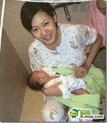 Bà mẹ ba con Từ Hy Đệ nhí nhảnh trong chương trình “Khang Hy đến rồi” bao nhiêu thì với khoảnh khắc cô đang cho cậu con quý tử bú lại đầy tình mẫu tử và đằm thắm bấy nhiêu. Đây là tấm hình hiếm hoi và lần đầu được công bố của Tiểu S khi cho con bú. Bà mẹ ba con Từ Hy Đệ nhí nhảnh trong chương trình “Khang Hy đến rồi” bao nhiêu thì với khoảnh khắc cô đang cho cậu con quý tử bú lại đầy tình mẫu tử và đằm thắm bấy nhiêu. Đây là tấm hình hiếm hoi và lần đầu được công bố của Tiểu S khi cho con bú.