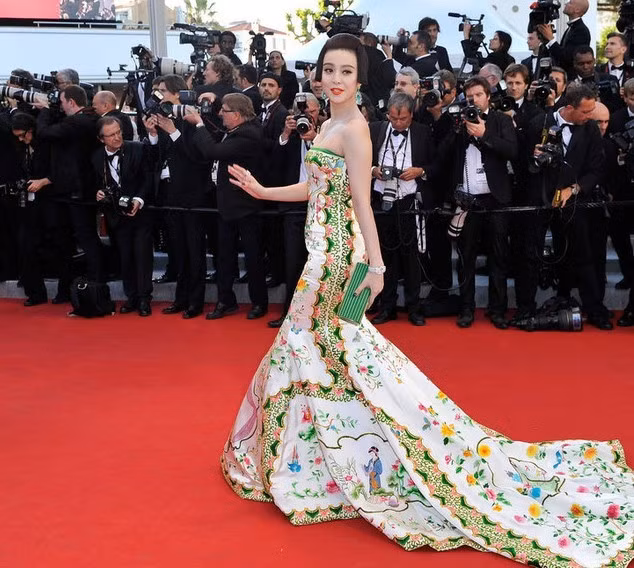 Phạm Băng Băng rực rỡ với trang phục gốm sứ Trung Hoa tại thảm đỏ LHP Cannes 65. Với bộ trang phục búp bê sứ Trung Hoa lần này mà Phạm Băng Băng mang đến tại LHP Cannes đã làm các quan khách cũng như giới nhiếp ảnh mãn nhãn với sự xuất hiện của người đẹp họ Phạm.
