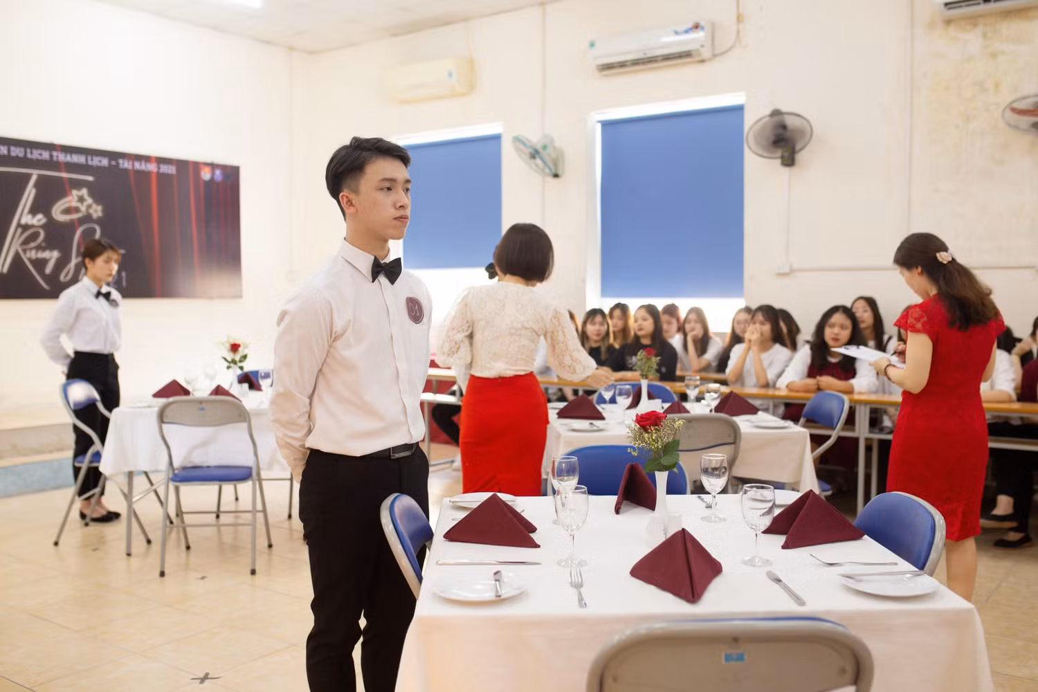 Anh Quân trong một giờ học thực hành tại Khoa Du lịch, Trường Đại học Mở Hà Nội. (Ảnh NVCC)
