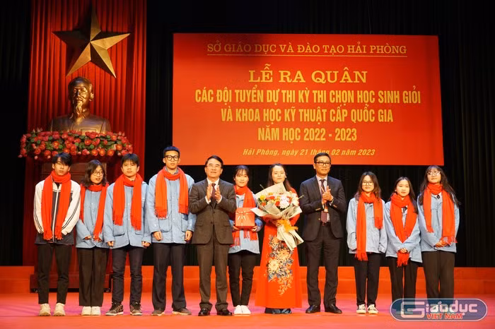 Lãnh đạo Ủy ban nhân dân thành phố Hải Phòng và Sở Giáo dục và Đào tạo động viên các học sinh tiêu biểu tham gia Kỳ thi chọn học sinh giỏi cấp quốc gia môn Lịch sử (Ảnh: Phạm Linh)
