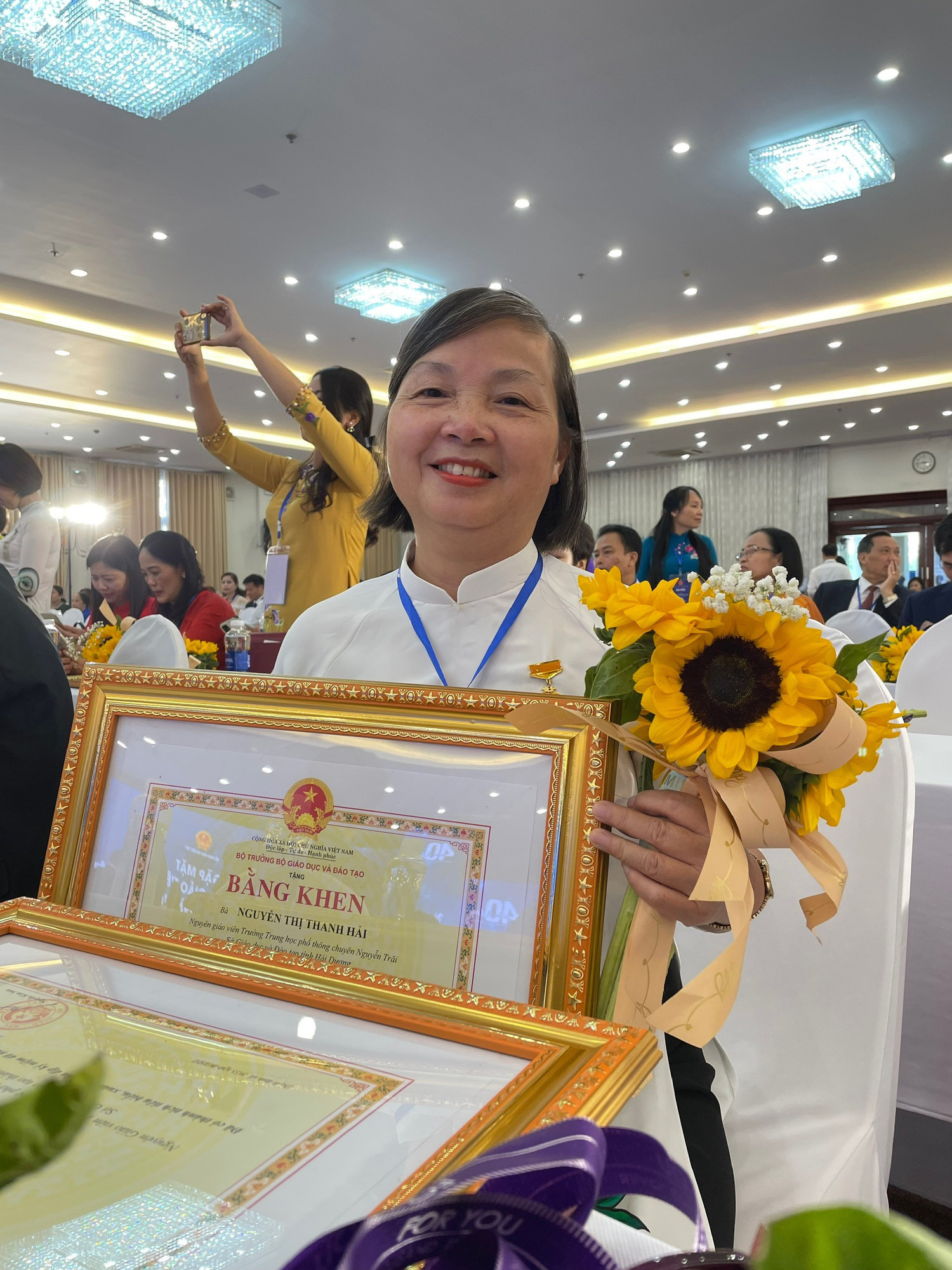 Nhà giáo Ưu tú Nguyễn Thị Thanh Hải nhận bằng khen của Bộ trưởng Bộ Giáo dục và Đào tạo công nhận “Nhà giáo tiêu biểu, xuất sắc giai đoạn 1982-2022" (Ảnh: NVCC)