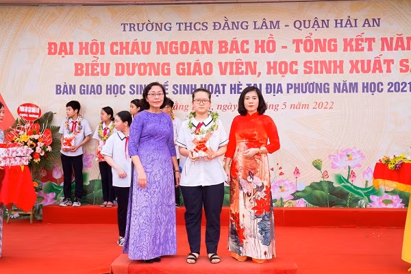 Cô giáo Nguyễn Thị Mai Hương (ngoài cùng bên phải) trao thưởng học sinh đạt thành tích xuất sắc (Ảnh: NVCC)