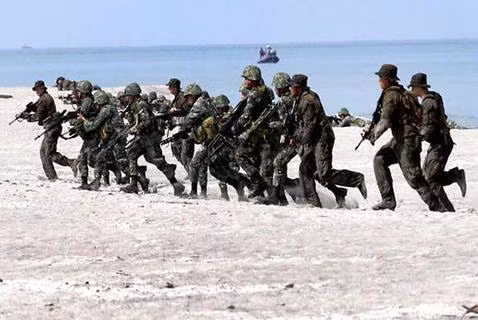 Binh sĩ Mỹ-Philippines trong một cuộc tập trân chung Binh sĩ Mỹ-Philippines trong một cuộc tập trân chung