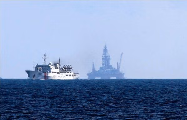 Giàn khoan 981 Trung Quốc hạ đặt phi pháp ở vùng biển chủ quyền của Việt Nam, bất chấp luật pháp quốc tế và quyền lợi chính đáng và hợp pháp của Việt Nam (nguồn Thời báo Hoàn Cầu, TQ).
