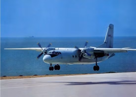 Máy bay Y-7 Trung Quốc trên sân bay đảo Phú Lâm, quần đảo Hoàng Sa của Việt Nam (nguồn mạng sina Trung Quốc) Máy bay Y-7 Trung Quốc trên sân bay đảo Phú Lâm, quần đảo Hoàng Sa của Việt Nam (nguồn mạng sina Trung Quốc)