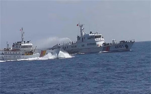 Tàu kiểm ngư Việt Nam bị tàu hải cảnh Trung Quốc tấn công, thậm chí có ý định đâm chìm - giống như một hành động khủng bố nhà nước trên biển, đòi hỏi cộng đồng quốc tế cần phải dùng sức mạnh để trấn áp, bảo vệ an ninh hàng hải khu vực (ảnh nguồn Thời báo Hoàn Cầu, TQ).
