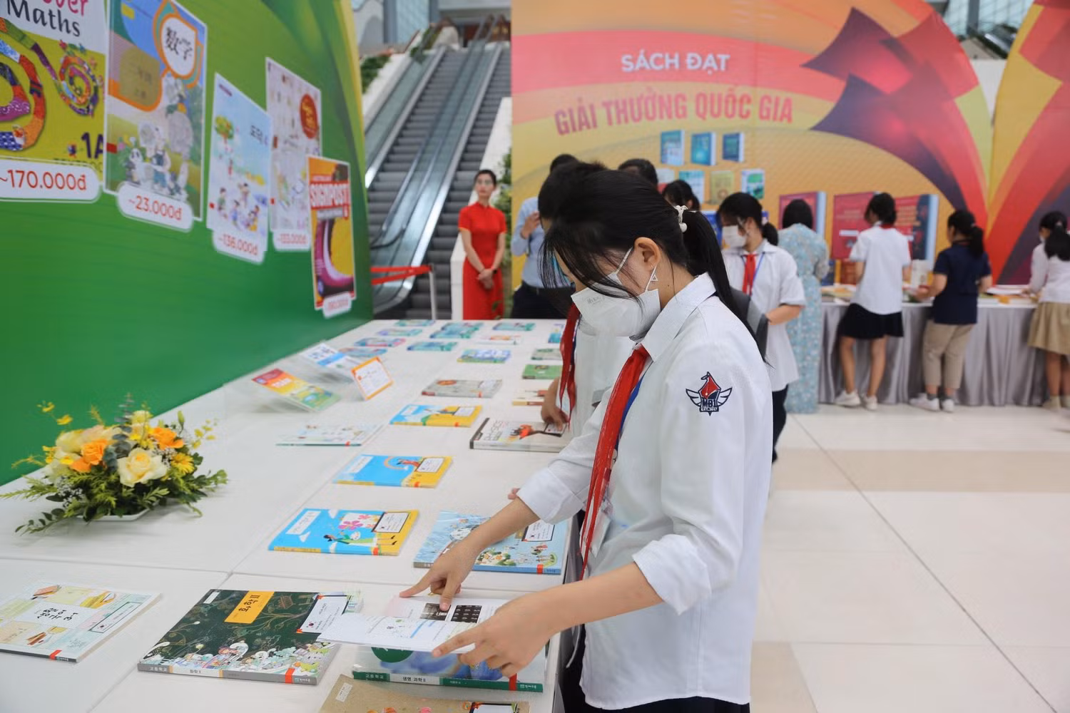 Trong buổi sáng ngày 29/9, Bộ Giáo dục và Đào tạo cũng tổ chức Hội thảo về sách giáo khoa giáo dục phổ thông. Hội thảo và trưng bày nhằm đánh giá những kết quả biên soạn, thẩm định, xuất bản, lựa chọn, sử dụng sách giáo khoa giáo dục phổ thông. Từ đó, đưa ra các đề xuất, những định hướng, giải pháp nâng cao chất lượng biên soạn, thẩm định, xuất bản, phát hành, lựa chọn và sử dụng sách giáo khoa giáo dục phổ thông.