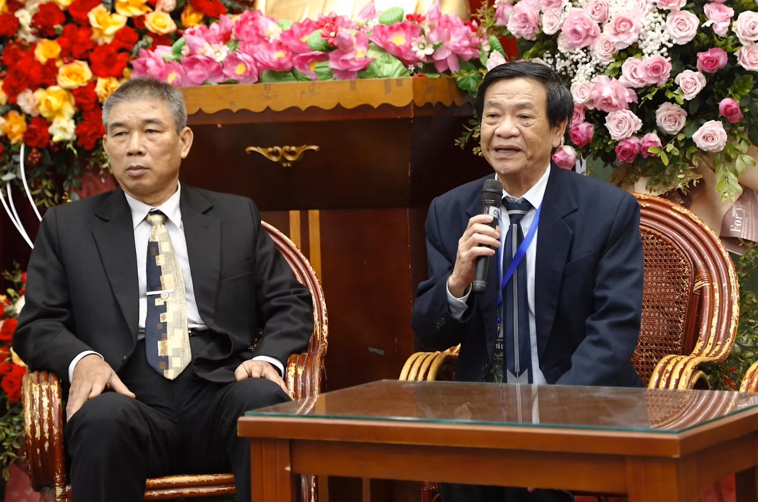 Phó Giáo sư Trịnh Đình Tùng - nguyên Phó Trưởng khoa Lịch Sử, nguyên Chủ nhiệm Bộ môn Lý luận và phương pháp dạy học Lịch sử, Khoa Lịch sử, Trường Đại học Sư phạm Hà Nội. Phó Giáo sư Trịnh Đình Tùng - nguyên Phó Trưởng khoa Lịch Sử, nguyên Chủ nhiệm Bộ môn Lý luận và phương pháp dạy học Lịch sử, Khoa Lịch sử, Trường Đại học Sư phạm Hà Nội.