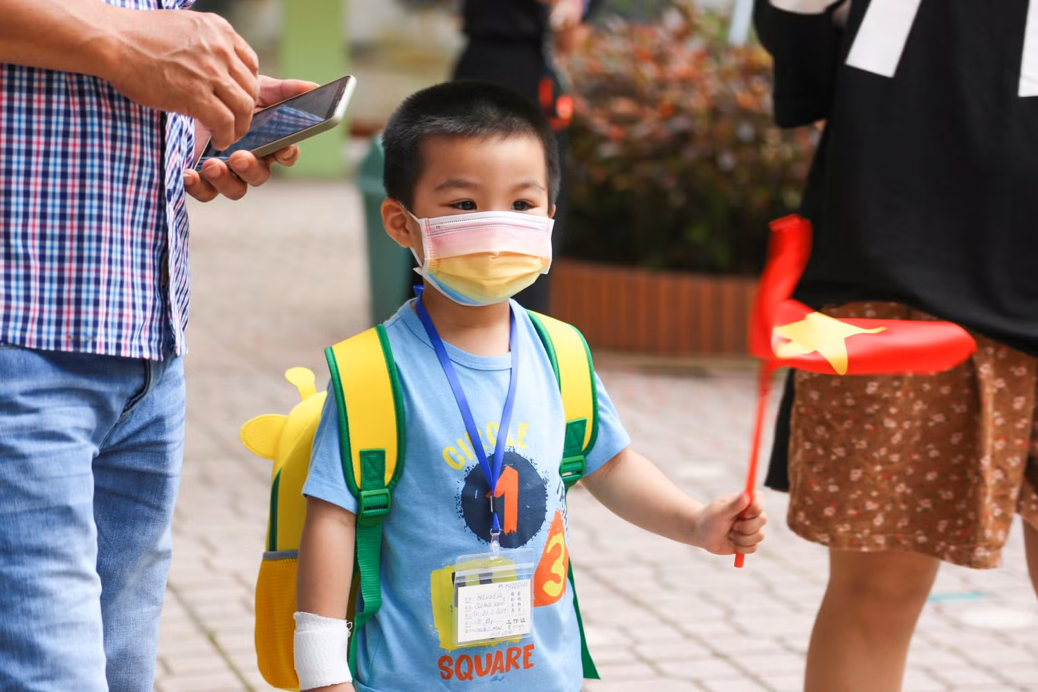 Hơn 7h, sân trường mầm non Dịch Vọng nhộn nhịp. Hôm nay cũng là ngày Hà Nội mở cửa trường mầm non, đón gần 600.000 trẻ đi học trực tiếp sau thời gian dài nghỉ phòng, chống dịch COVID