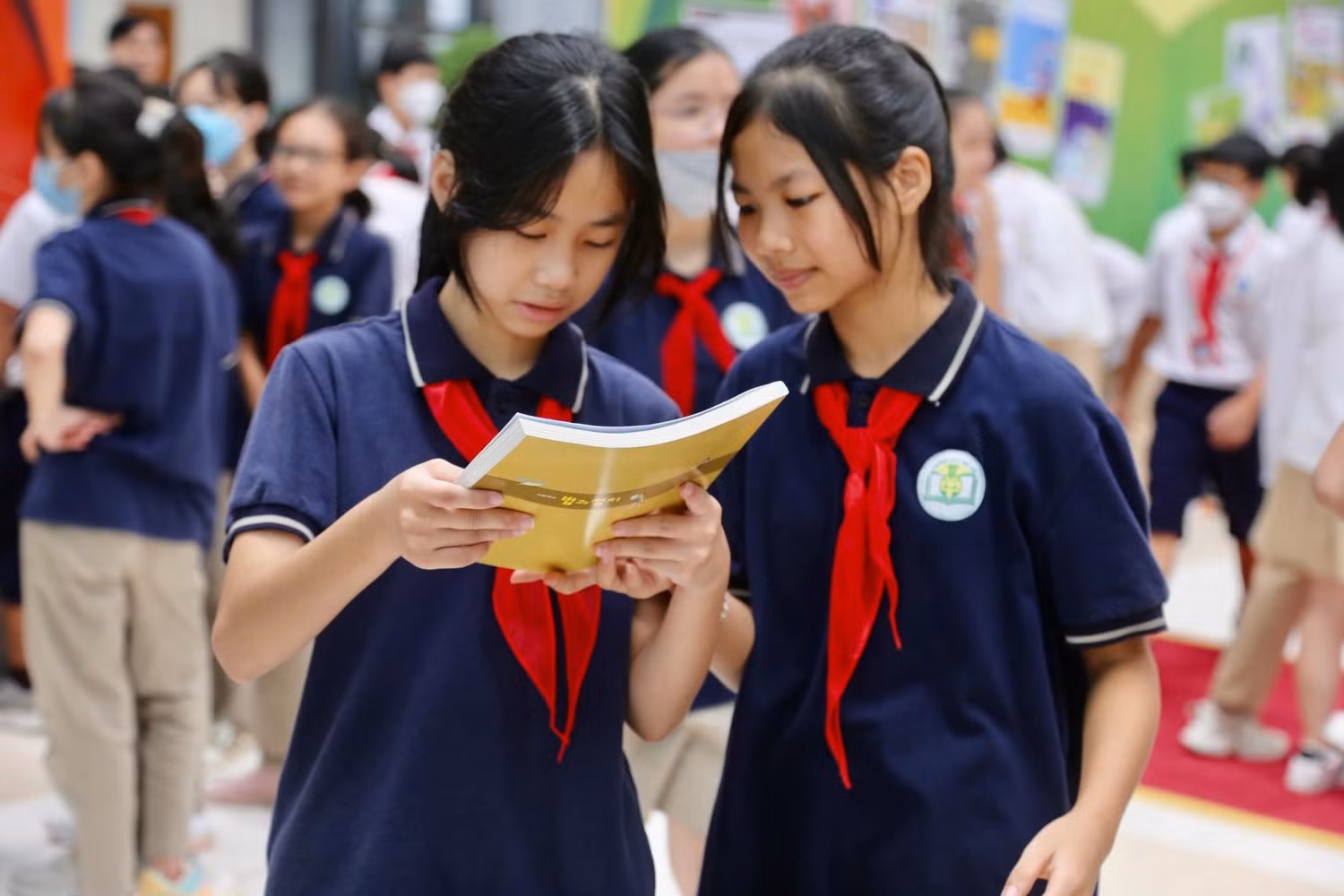 Hào hứng đến với buổi triển lãm, em Nguyễn Minh Ngọc cho biết đây là lần đầu tiên em được tham dự triển lãm liên quan đến sách. Minh Ngọc bày tỏ sự thích thú khi được tìm hiểu về sách giáo khoa Việt Nam qua các thời kỳ và sách giáo khoa của một số nước. "Em nhận thấy sách giáo khoa hiện tại mà chúng em học được trình bày đẹp mắt, nhiều hình ảnh hơn ngày trước rất nhiều. Đó cũng là một lợi thế để em và các bạn học sinh tiếp thu kiến thức tốt hơn".