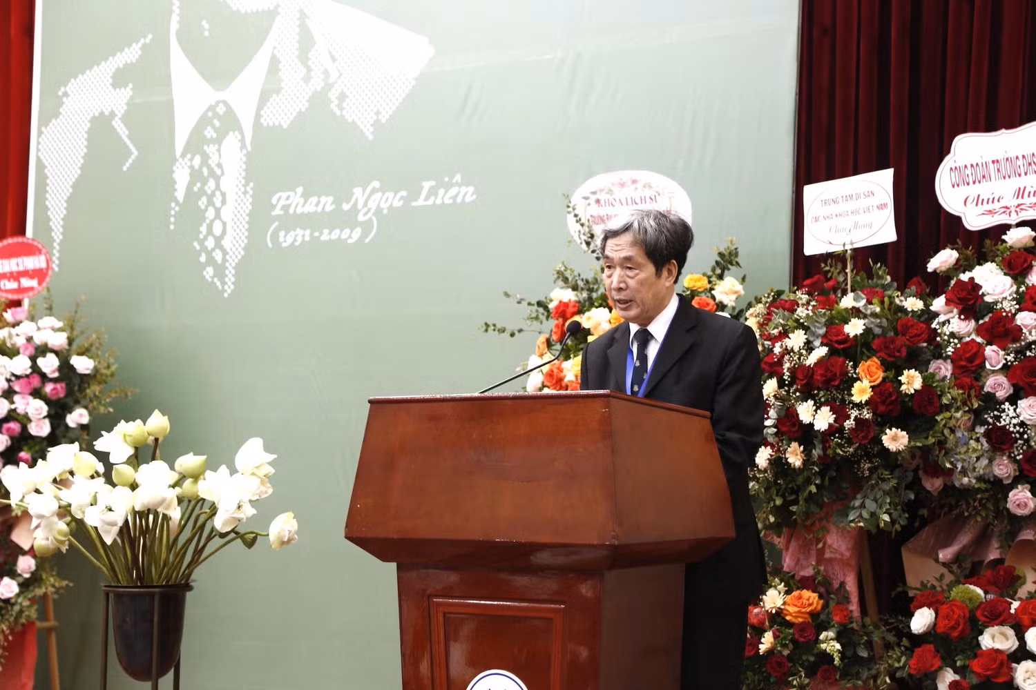 Phó Giáo sư Nghiêm Đình Vỳ - nguyên Hiệu trưởng Trường Đại học Sư phạm Hà Nội, Chủ tịch Hội Giáo dục Lịch sử Việt Nam phát biểu tại buổi lễ. (Ảnh: Thiên Ân) Phó Giáo sư Nghiêm Đình Vỳ - nguyên Hiệu trưởng Trường Đại học Sư phạm Hà Nội, Chủ tịch Hội Giáo dục Lịch sử Việt Nam phát biểu tại buổi lễ. (Ảnh: Thiên Ân)