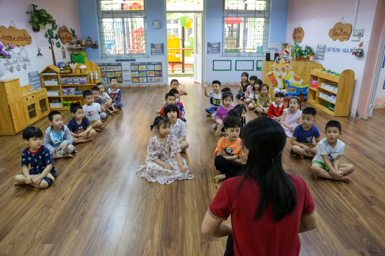 Cô Đặng Thị Thủy - Hiệu trưởng Trường mầm non Dịch Vọng cho biết: "Theo phiếu đăng ký của phụ huynh thì ngày hôm nay sẽ có trên 70% học sinh trở lại trường học trực tiếp. Tất cả giáo viên đều háo hức chuẩn bị, dọn dẹp khuôn viên, lớp học. Bên cạnh sự vui mừng đó, chúng tôi cũng lo lắng làm sao đảm bảo an toàn cho các con. Mong mọi sự thuận lợi để sân trường luôn nhộn nhịp như ngày hôm nay".