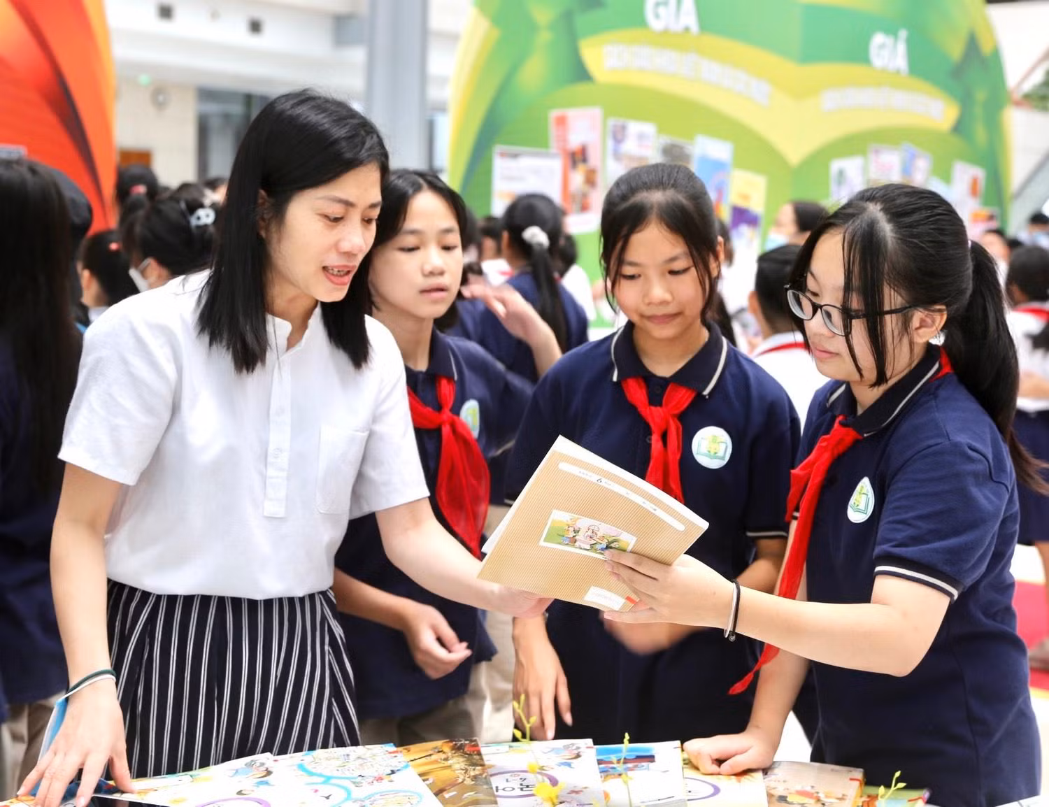 Việc thẩm định sách giáo khoa còn cần phải thực hiện qua nhiều vòng, nhiều đợt dẫn đến việc phê duyệt danh mục sách giáo khoa còn chậm. (Ảnh: Thiên Nhi)