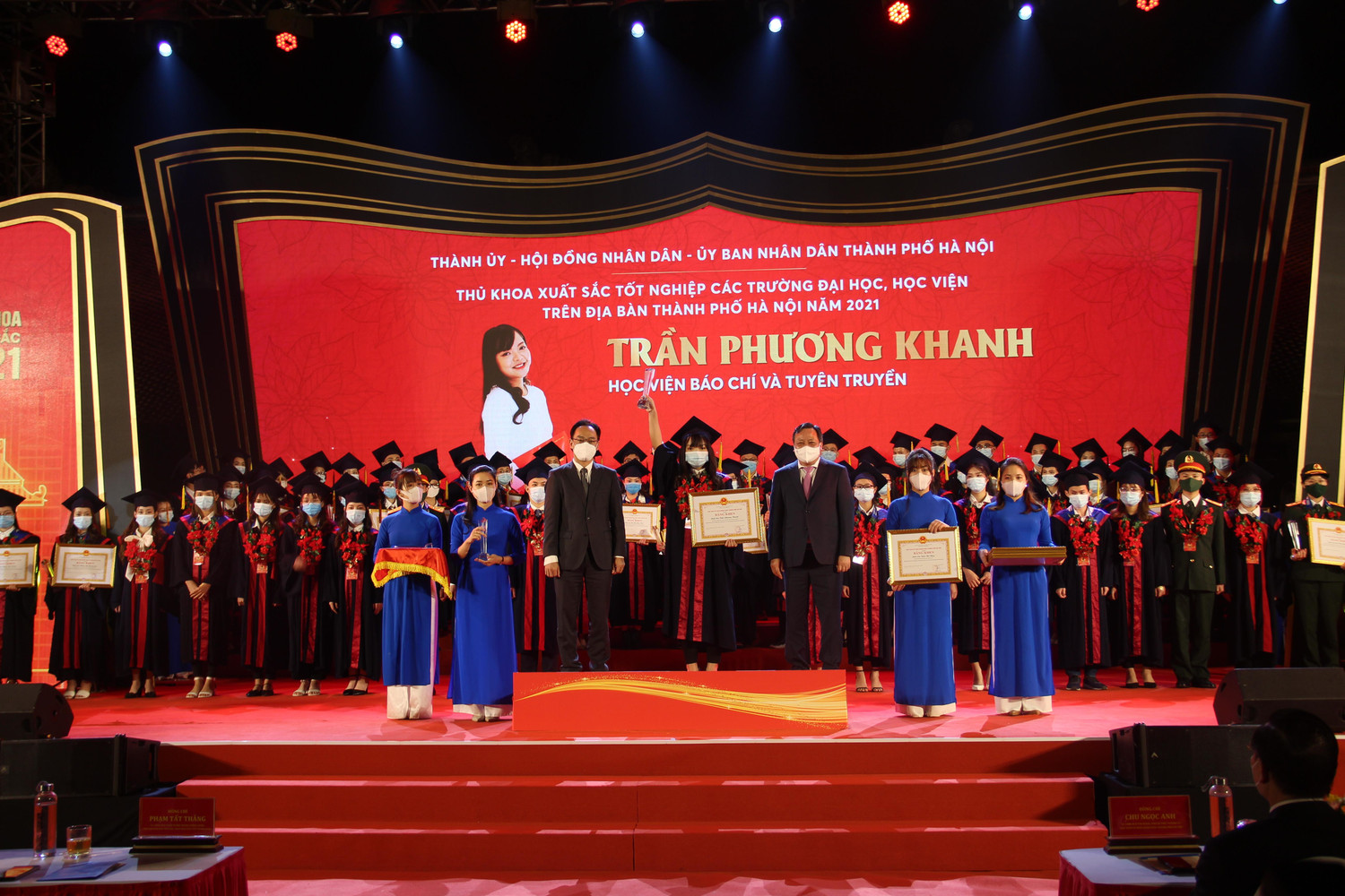 Trần Phương Khanh là Á khoa đầu vào, Thủ khoa đầu ra của Học viện Báo chí và Tuyên truyền. (Ảnh: Nhân vật cung cấp) Trần Phương Khanh là Á khoa đầu vào, Thủ khoa đầu ra của Học viện Báo chí và Tuyên truyền. (Ảnh: Nhân vật cung cấp)