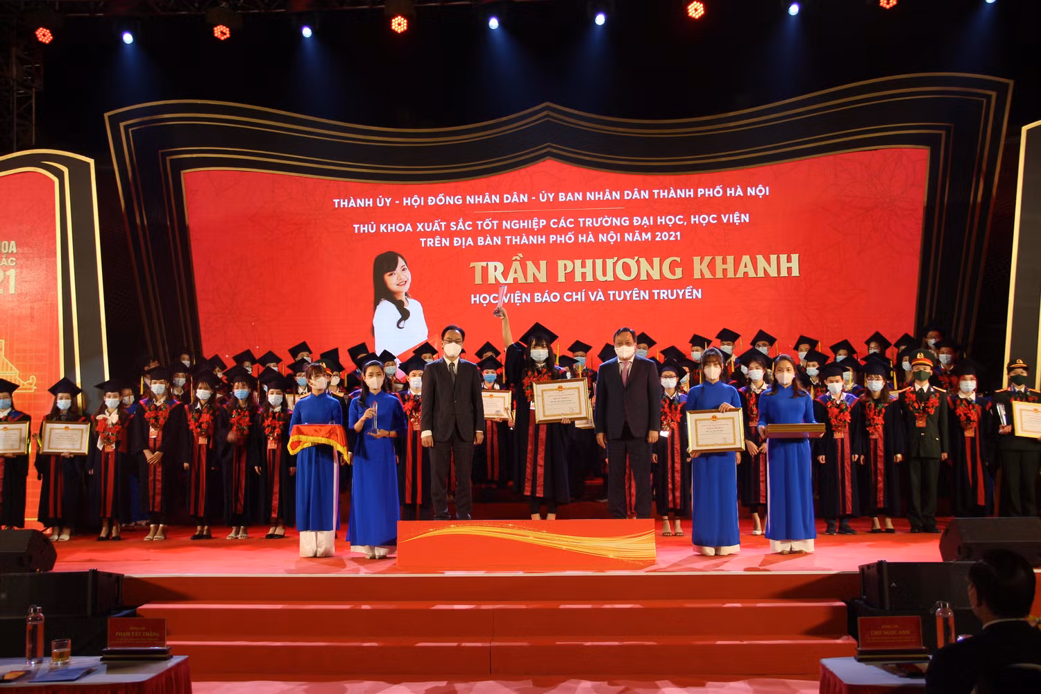 Trần Phương Khanh là Á khoa đầu vào, Thủ khoa đầu ra của Học viện Báo chí và Tuyên truyền. (Ảnh: Nhân vật cung cấp)