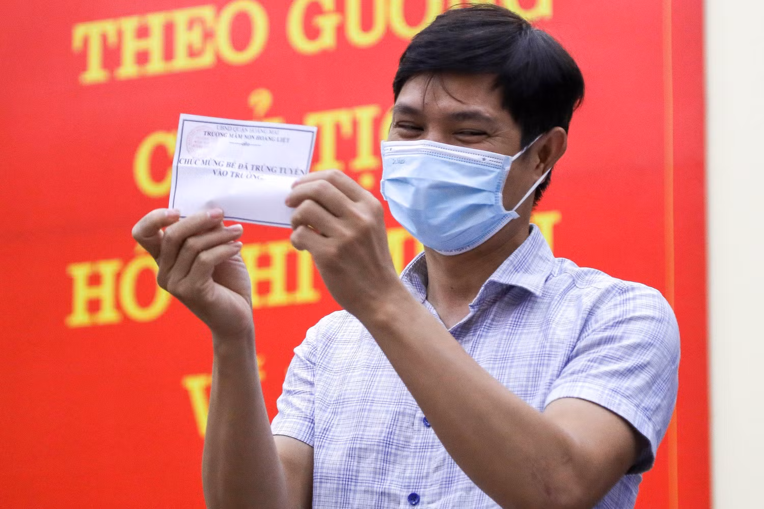 Anh Nguyễn Văn Hưng - phụ huynh đầu tiên bốc được lá thăm “Chúc mừng bé đã trúng tuyển vào trường”. (Ảnh: Hoài Ân) Anh Nguyễn Văn Hưng - phụ huynh đầu tiên bốc được lá thăm “Chúc mừng bé đã trúng tuyển vào trường”. (Ảnh: Hoài Ân)