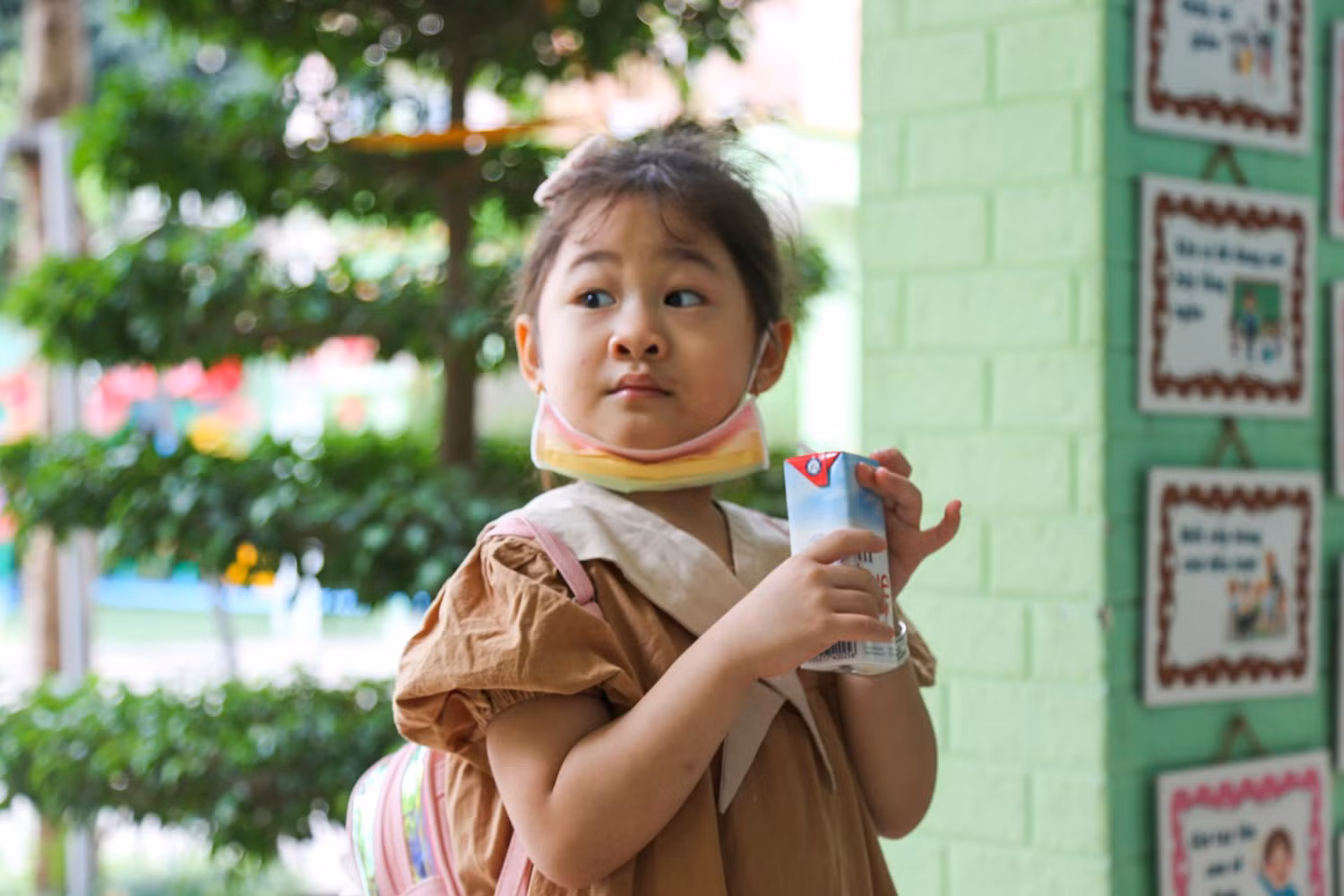 Đến trường từ sớm nên nhiều em nhỏ vẫn chưa kịp ăn sáng.
