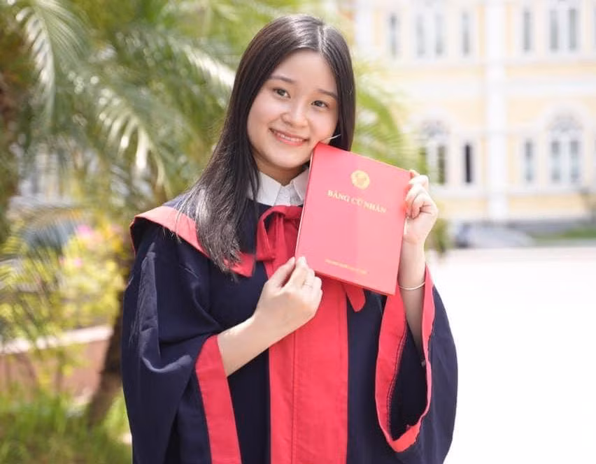 Với điểm tổng kết 3.79/4.0, Nguyễn Minh Châu trở thành thủ khoa đầu ra của khoa Luật - Đại học Quốc gia Hà Nội. (Ảnh: Nhân vật cung cấp)
