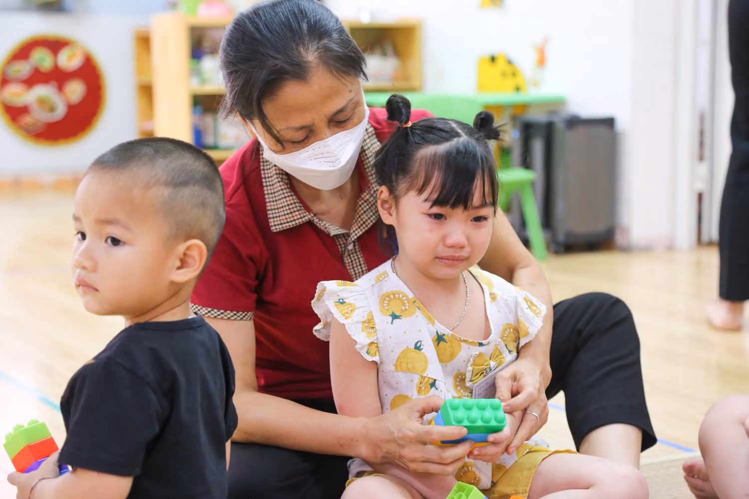 Do nghỉ học trong thời gian dài, nhiều bạn vẫn còn khóc đòi bố mẹ.