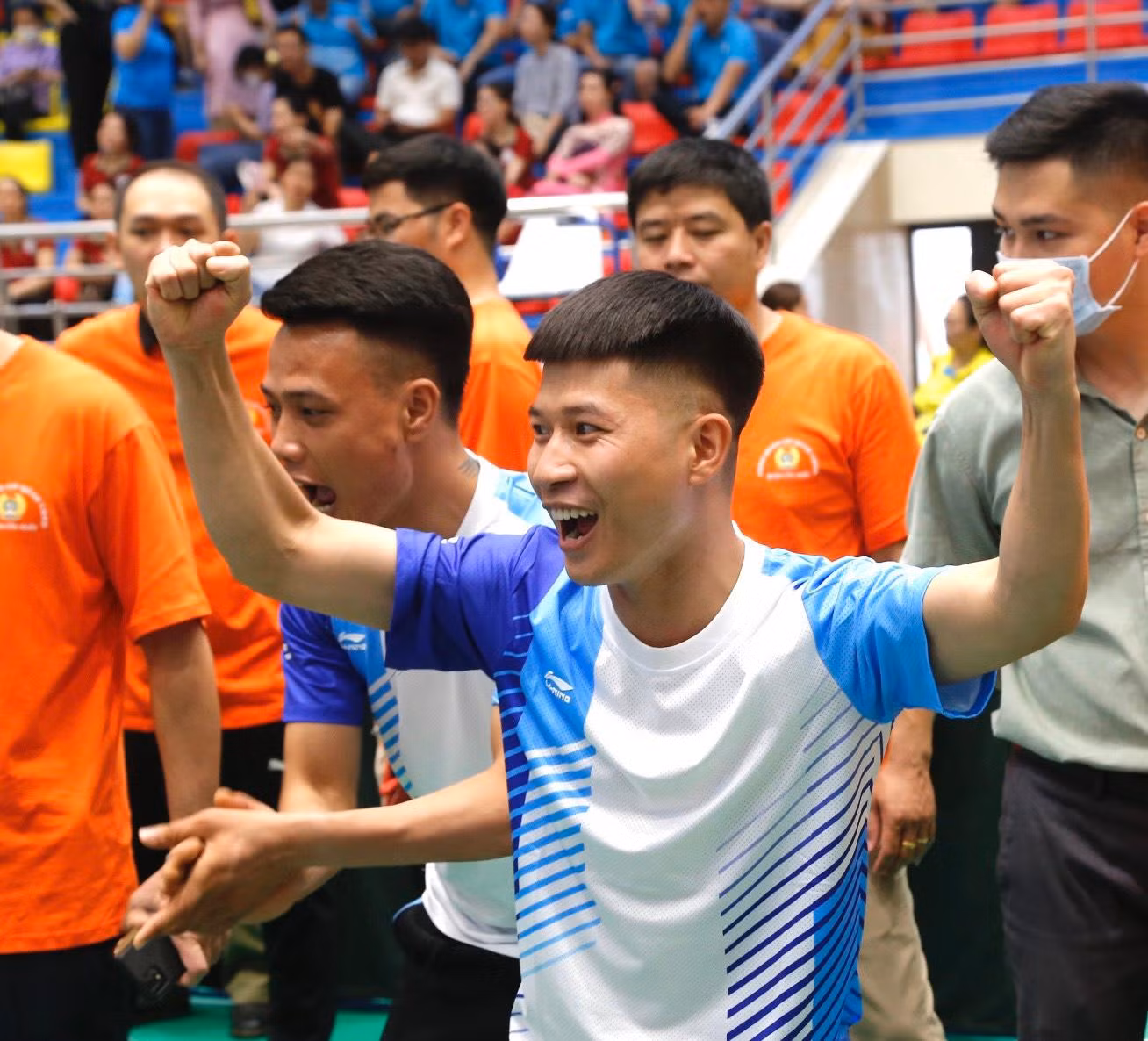 Niềm vui khi đội mình giành chiến thắng.