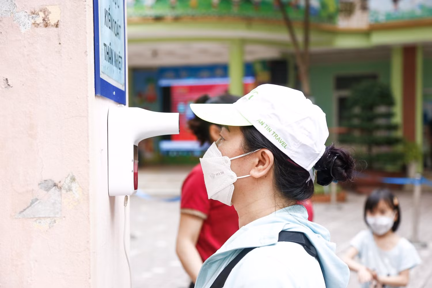 Phụ huynh đưa con đến trường cũng phải kiểm tra thân nhiệt, bảo đảm thực hiện nghiêm 5K. Chị Đinh Thị Chí có con đang học lớp 4 tuổi bày tỏ sự vui mừng khi chia sẻ với Tạp chí điện tử Giáo dục Việt Nam. Chị Chí cho biết: "Gần một năm cháu không đi học, tôi phải ở nhà vừa chăm con vừa lo công việc nội trợ. Nay trường mở cửa và cho phép ăn bán trú tôi mừng lắm. Từ giờ tôi có thể đi làm để đỡ đần kinh tế với chồng".