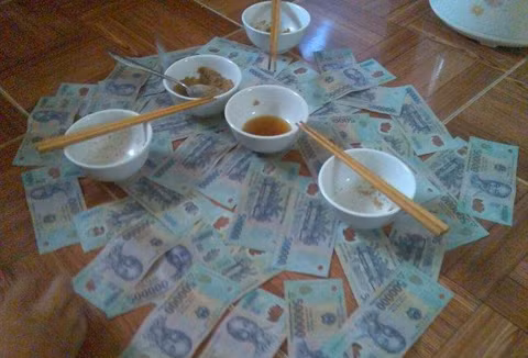 Bữa cơm thời bão giá.