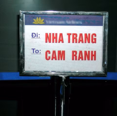 Nửa trên cho khách trong nước, nửa dưới cho khách nước ngoài. Nửa trên cho khách trong nước, nửa dưới cho khách nước ngoài.