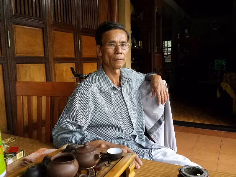 Nghệ nhân Hồ Ngọc Thứ chia sẻ về nghề làm hương trầm tại Thủy Xuân. Ảnh: L.Chung