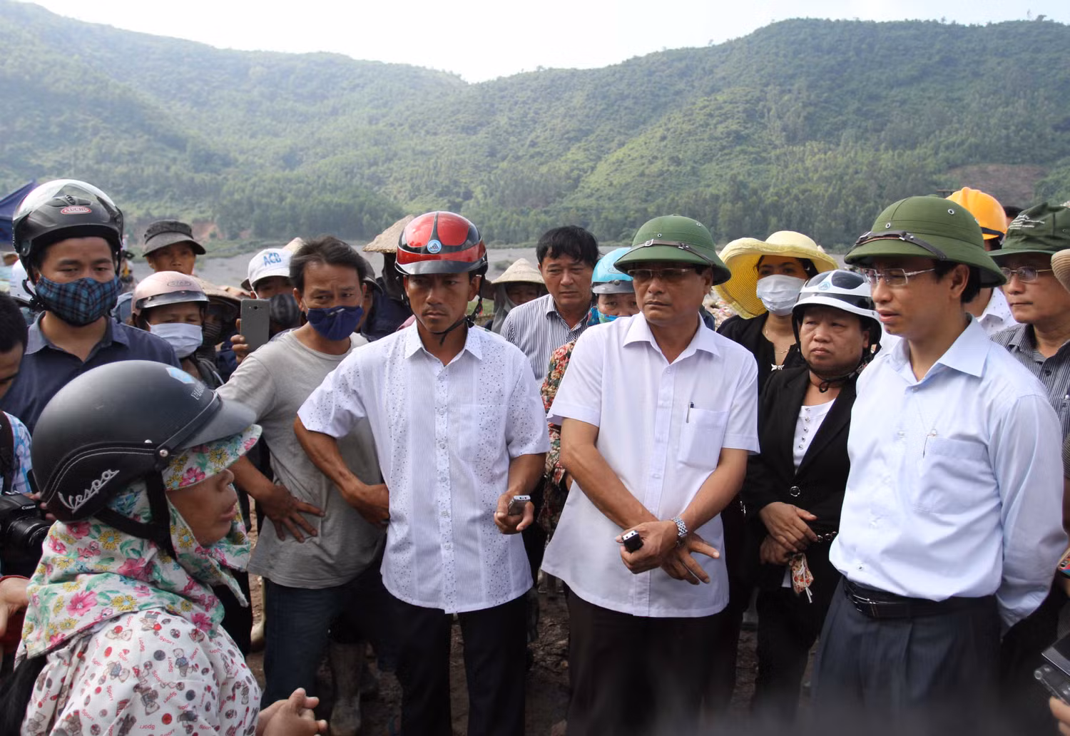 Bí thư Nguyễn Xuân Anh (ngoài cùng bên phải) trong một lần đi kiểm tra bãi rác Khánh Sơn. Ảnh Thùy Linh Bí thư Nguyễn Xuân Anh (ngoài cùng bên phải) trong một lần đi kiểm tra bãi rác Khánh Sơn. Ảnh Thùy Linh
