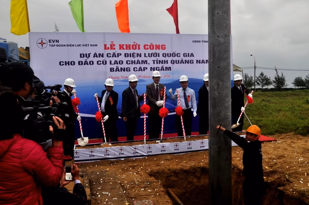 Nghi thức khởi công Dự án Cấp điện lưới Quốc gia cho đảo Cù Lao Chàm vào ngày 9/1. Ảnh: Thùy Linh Nghi thức khởi công Dự án Cấp điện lưới Quốc gia cho đảo Cù Lao Chàm vào ngày 9/1. Ảnh: Thùy Linh