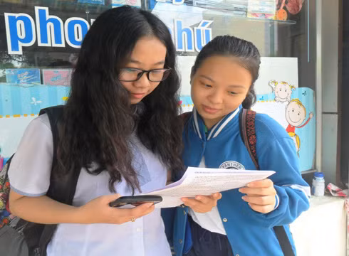 Thí sinh ở thành phố Cần Thơ trao đổi nội dung bài làm sau khi kết thúc kỳ thi (ảnh: Báo Cần Thơ) Thí sinh ở thành phố Cần Thơ trao đổi nội dung bài làm sau khi kết thúc kỳ thi (ảnh: Báo Cần Thơ)
