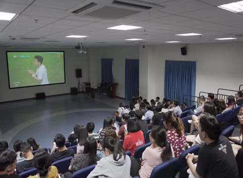 Sinh viên Trường Đại học Hoa Sen theo dõi trực tiếp trận đấu của đội Olympic Việt Nam (ảnh: HSU) Sinh viên Trường Đại học Hoa Sen theo dõi trực tiếp trận đấu của đội Olympic Việt Nam (ảnh: HSU)