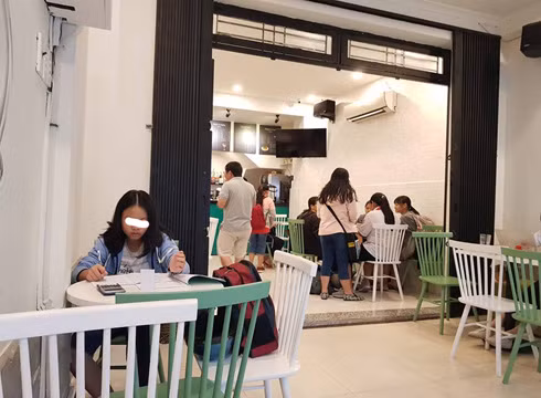Các học sinh trước giờ bước lên phòng học thêm hay ngồi uống nước ở tầng trệt (ảnh: P.L) Các học sinh trước giờ bước lên phòng học thêm hay ngồi uống nước ở tầng trệt (ảnh: P.L)