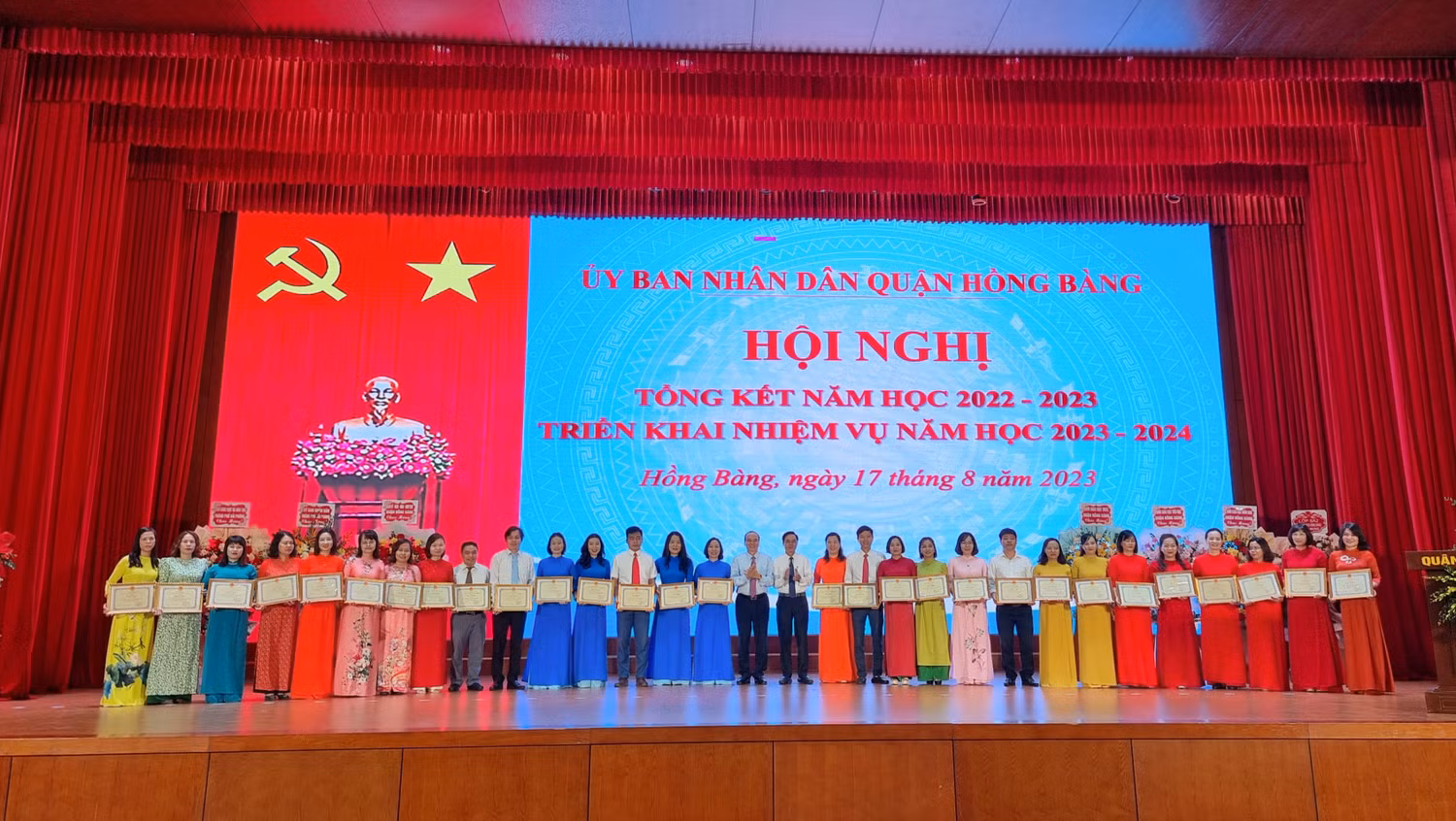 Lãnh đạo Sở Giáo dục và Đào tạo, Ủy ban nhân dân quận Hồng Bàng trao bằng khen của Ủy ban nhân dân thành phố tặng 28 cá nhân (Ảnh: Lã Tiến)