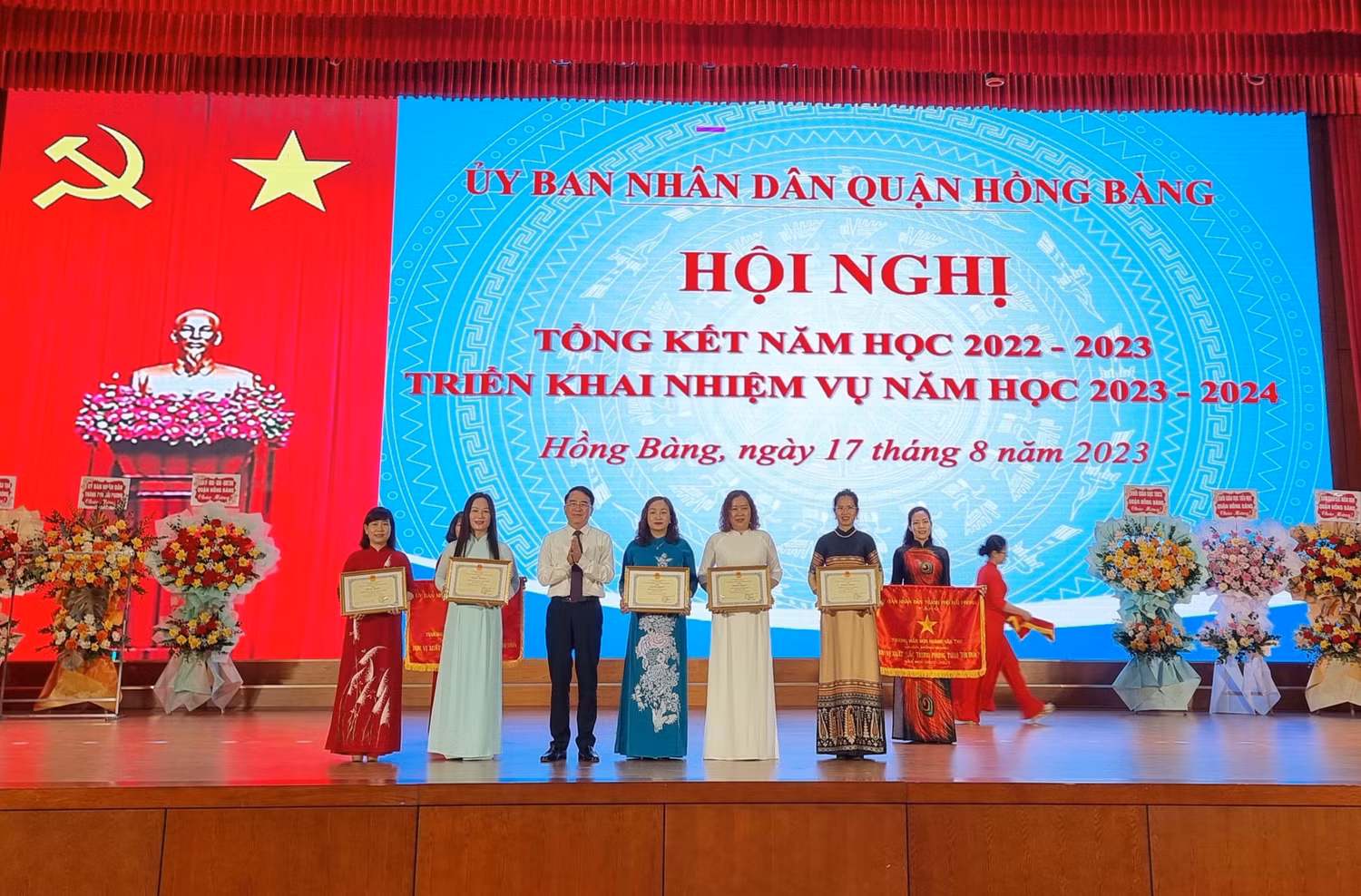 Ông Lê Khắc Nam - Phó chủ tịch Ủy ban nhân dân thành phố Hải Phòng trao bằng khen của Chủ tịch Ủy ban nhân dân thành phố tặng 5 tập thể (Ảnh: Lã Tiến)