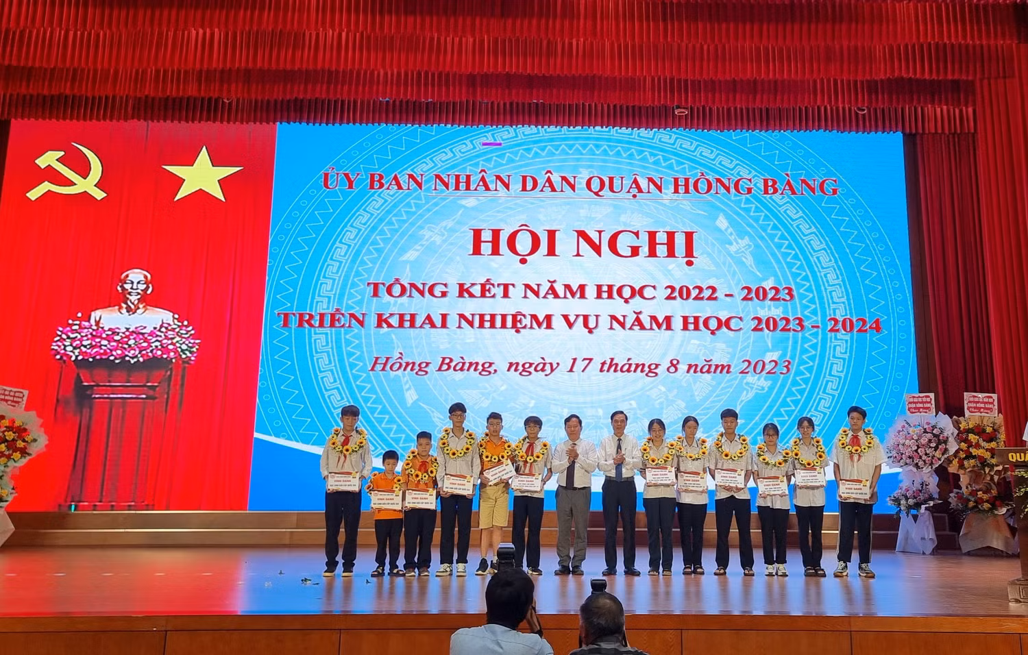 Lãnh đạo quận Hồng Bàng biểu dương học sinh đạt giải quốc gia và thủ khoa kỳ thi tuyển sinh vào lớp 10 (Ảnh: Lã Tiến)