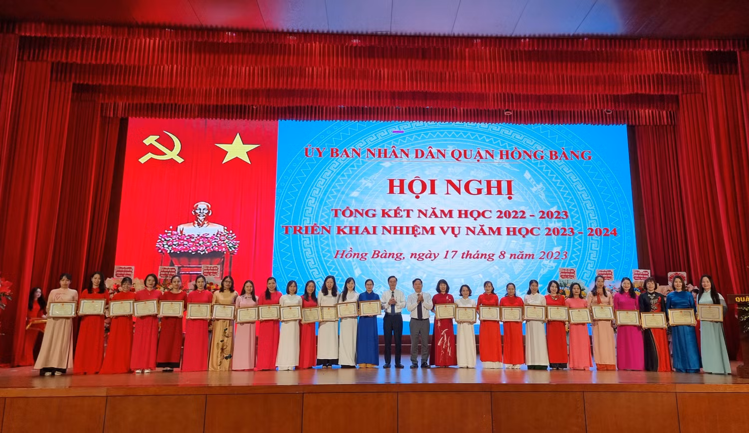 Lãnh đạo quận Hồng Bàng trao bằng khen của Ủy ban nhân dân thành phố tặng 27 cá nhân (Ảnh: Lã Tiến)