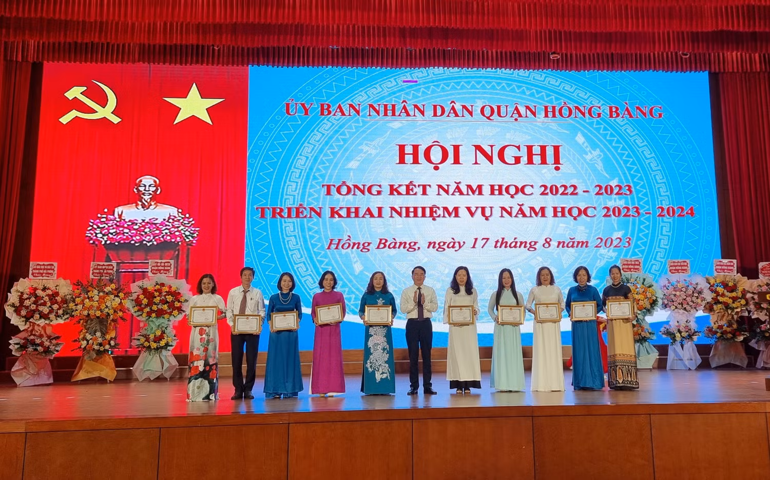 Ông Lê Khắc Nam - Phó chủ tịch Ủy ban nhân dân thành phố Hải Phòng trao tặng 10 tập thể lao động xuất sắc (Ảnh: Lã Tiến)