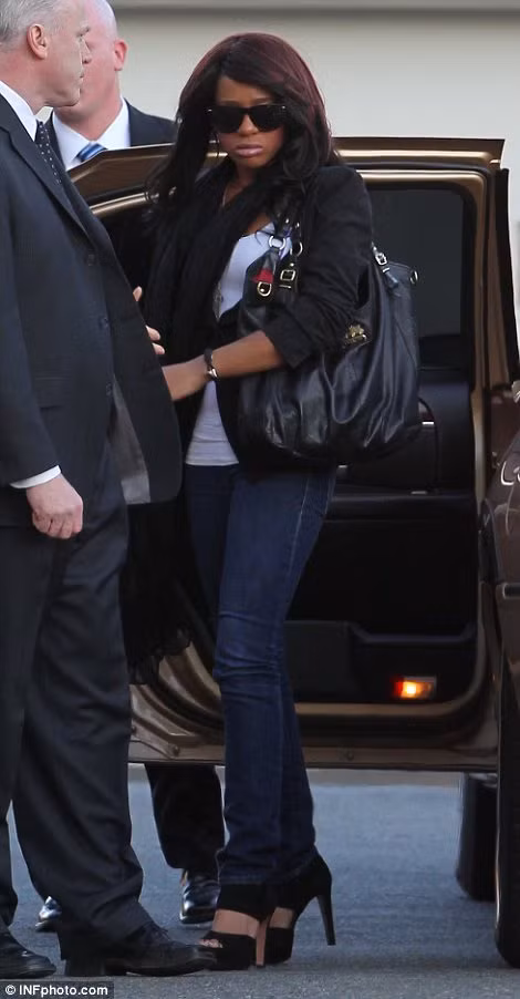 Cô con gái Bobbi Kristina với gương mặt buồn bã giấu sau cặp kính đen.