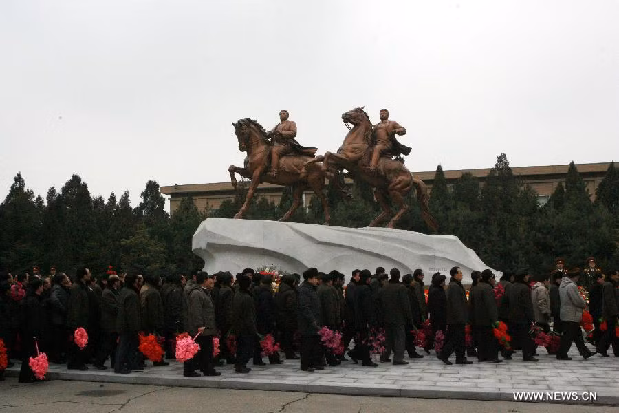 Khi còn sống, ông Kim Jong-il đã từ chối tạc tượng vì ông cho rằng "còn nhiều nhiệm vụ phải làm". Ảnh: Tân Hoa xã