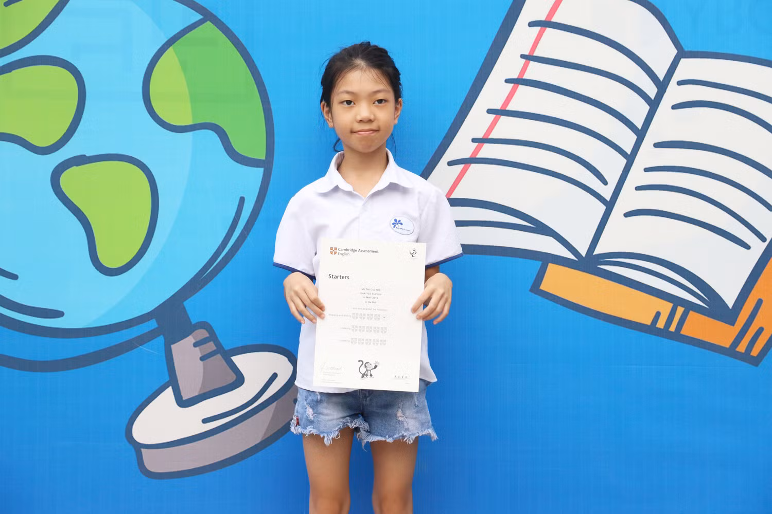 Em Vũ Thị Gia Tuệ - học sinh lớp 4i1 nhận Chứng chỉ tại buổi lễ. Ảnh: Nhà trường cung cấp